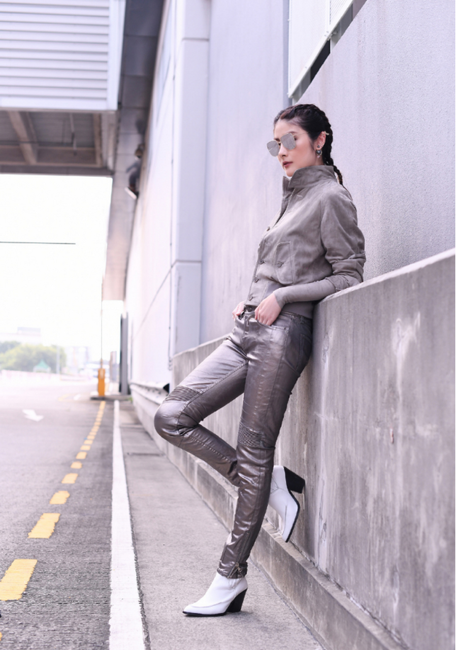 陈慧琳的年轻感不是虚的,穿银色紧身皮裤出镜,腿型笔直咋看咋美.