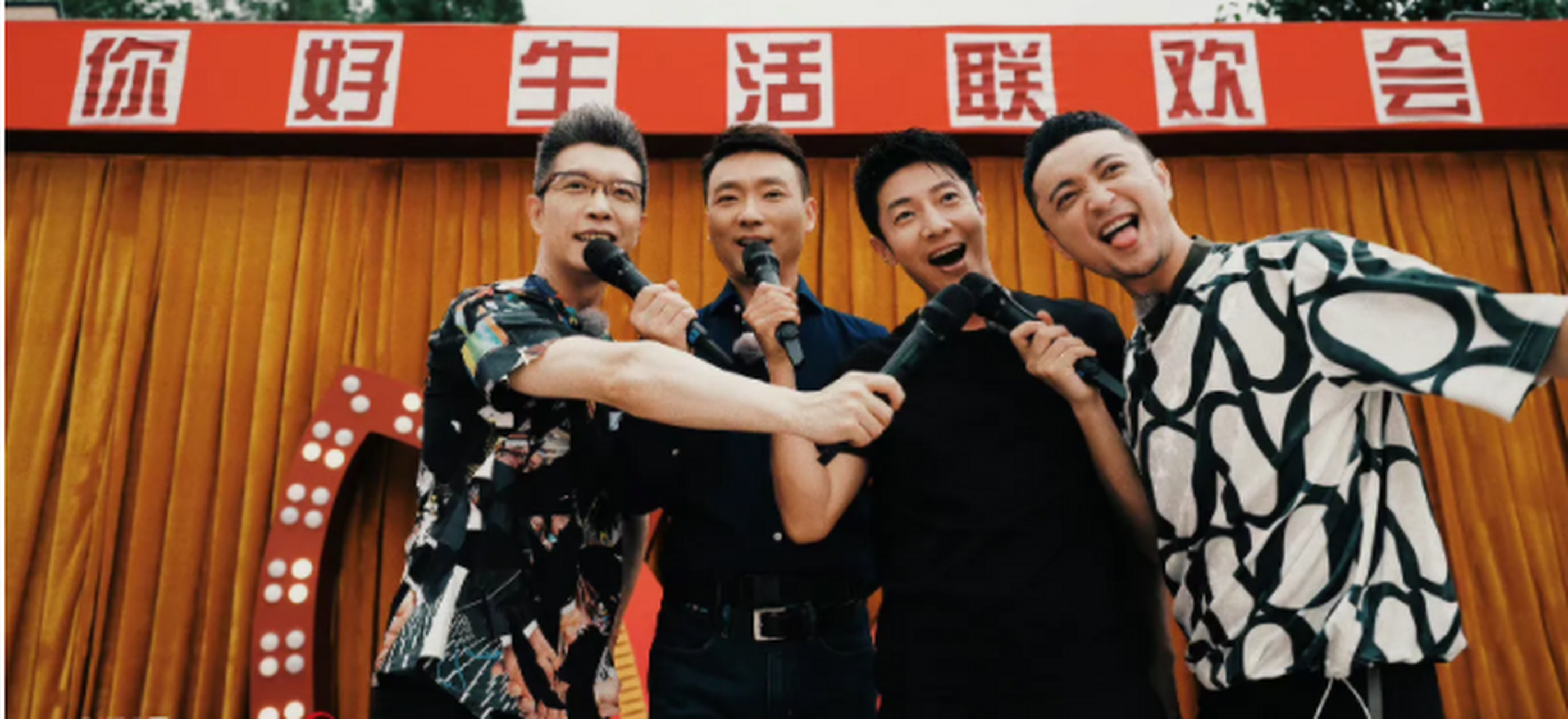 央视boys罕见同框合影,与好兄弟们难得合体,连一向沉稳的康辉都变调皮