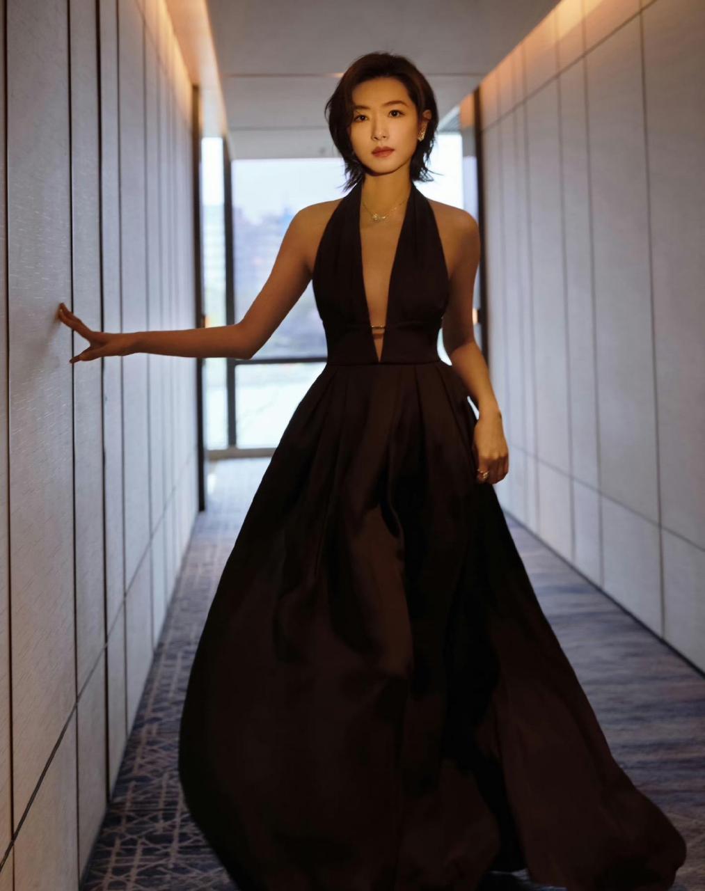 宋茜 穿黑色露背深v长裙知性大气