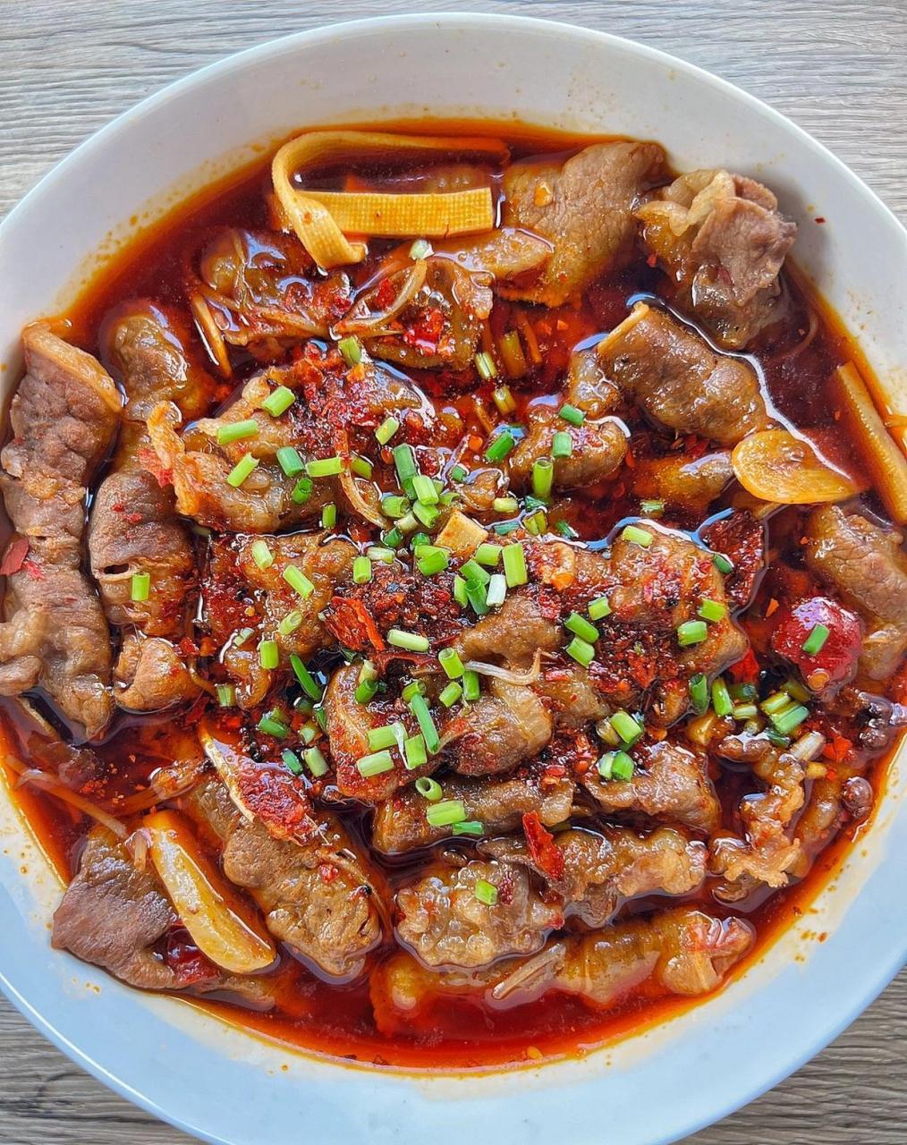 今天给大家分享的是一道家庭版水煮肥牛卷75157515麻辣鲜香