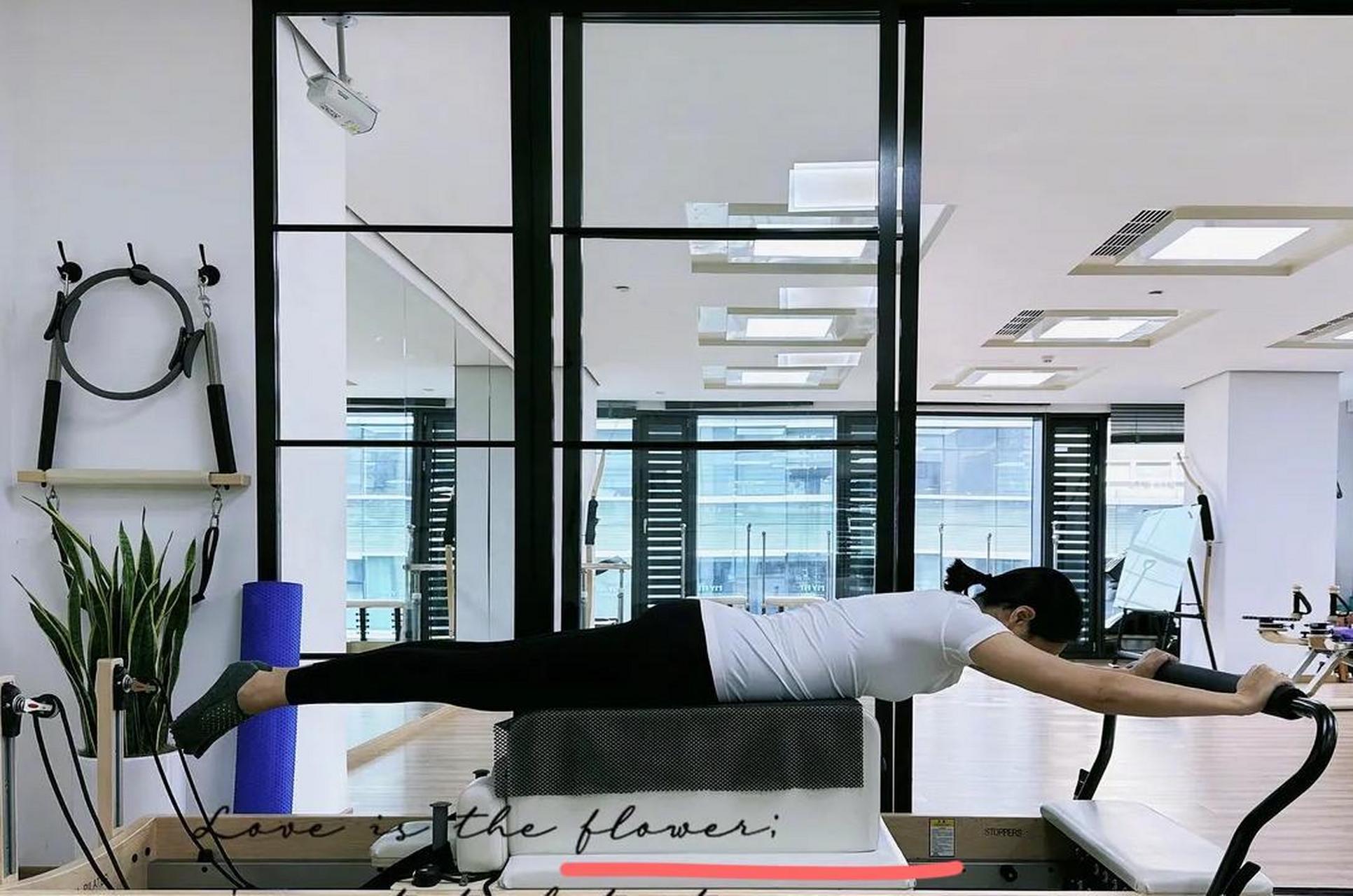 41岁朱丹大方晒健身美照,却被网友发现她只顾p身材,却把健身器材给p