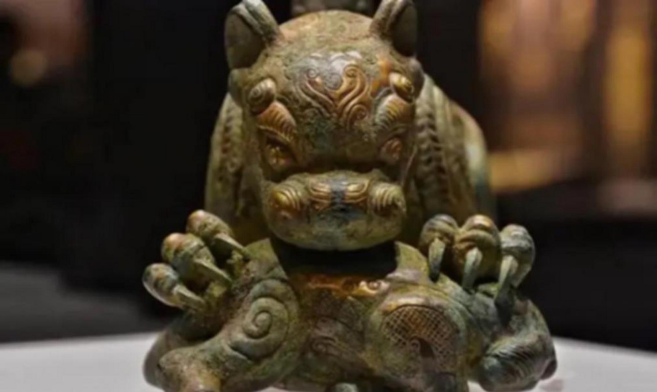 1967年,甘肃一老农上山砍柴,突然脚底一滑摔进一个沟里,眼前突然出现