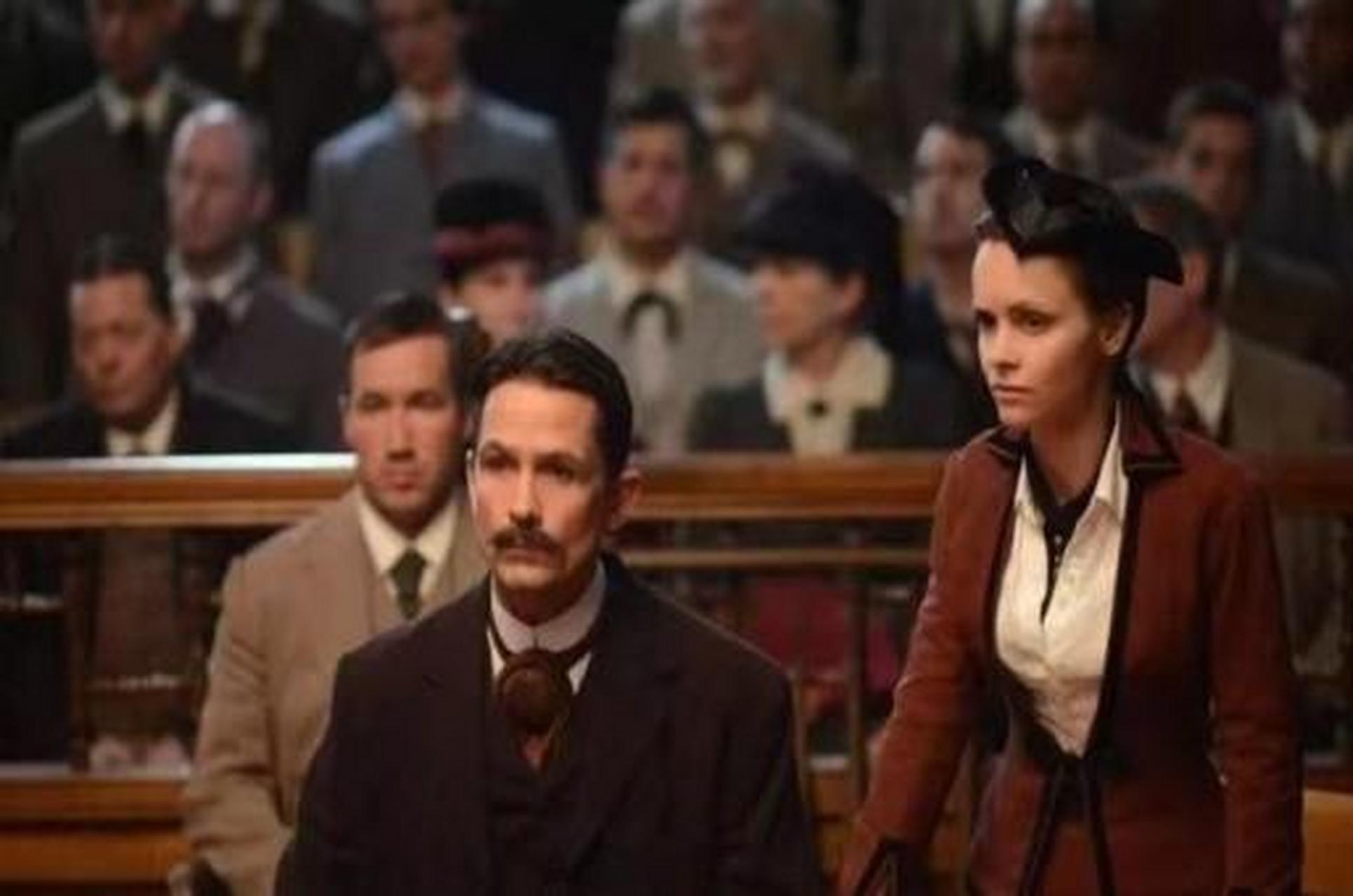 "丽兹波顿拿起了斧头,砍了爸爸四十下,当她反应过来后,又砍了妈妈四十