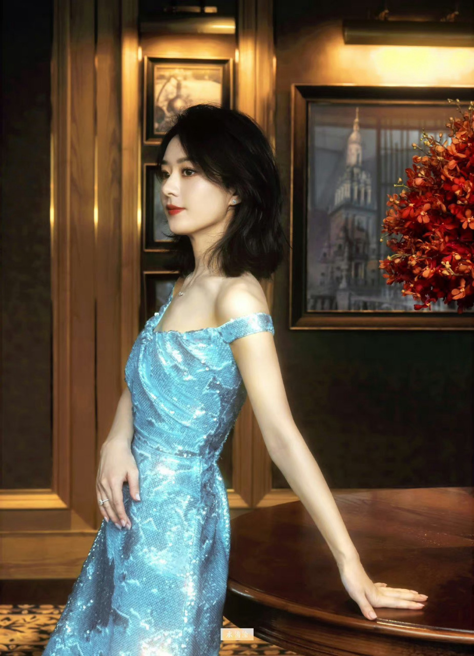 赵丽颖身着蓝色亮片鱼尾裙,搭配银色高跟,乌发红唇,复古又轻盈.