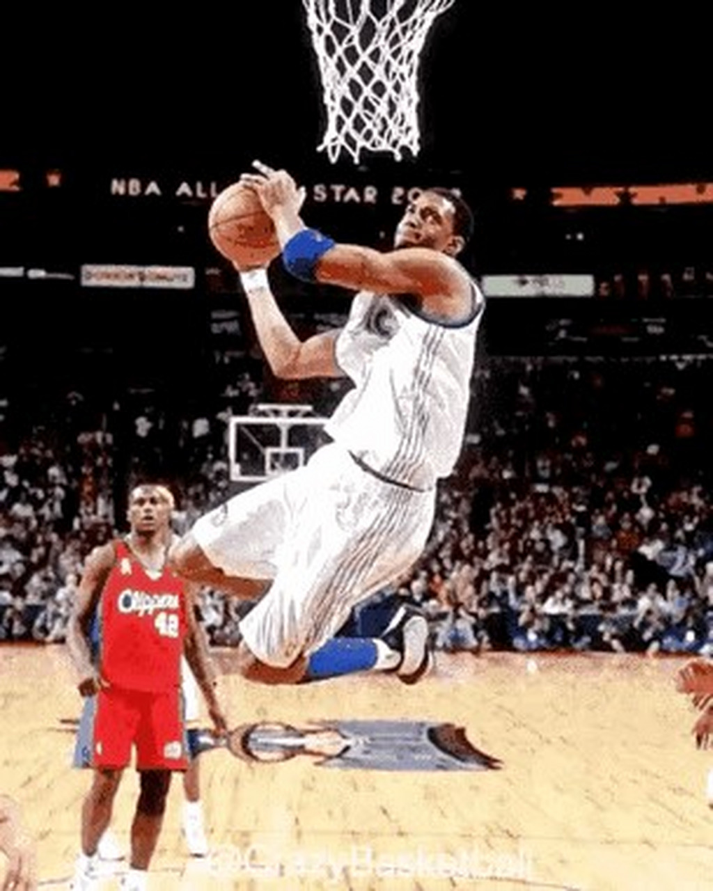 全明星赛上,当时还为魔术效力的麦迪秀了把自抛自扣,其他球员们不约而