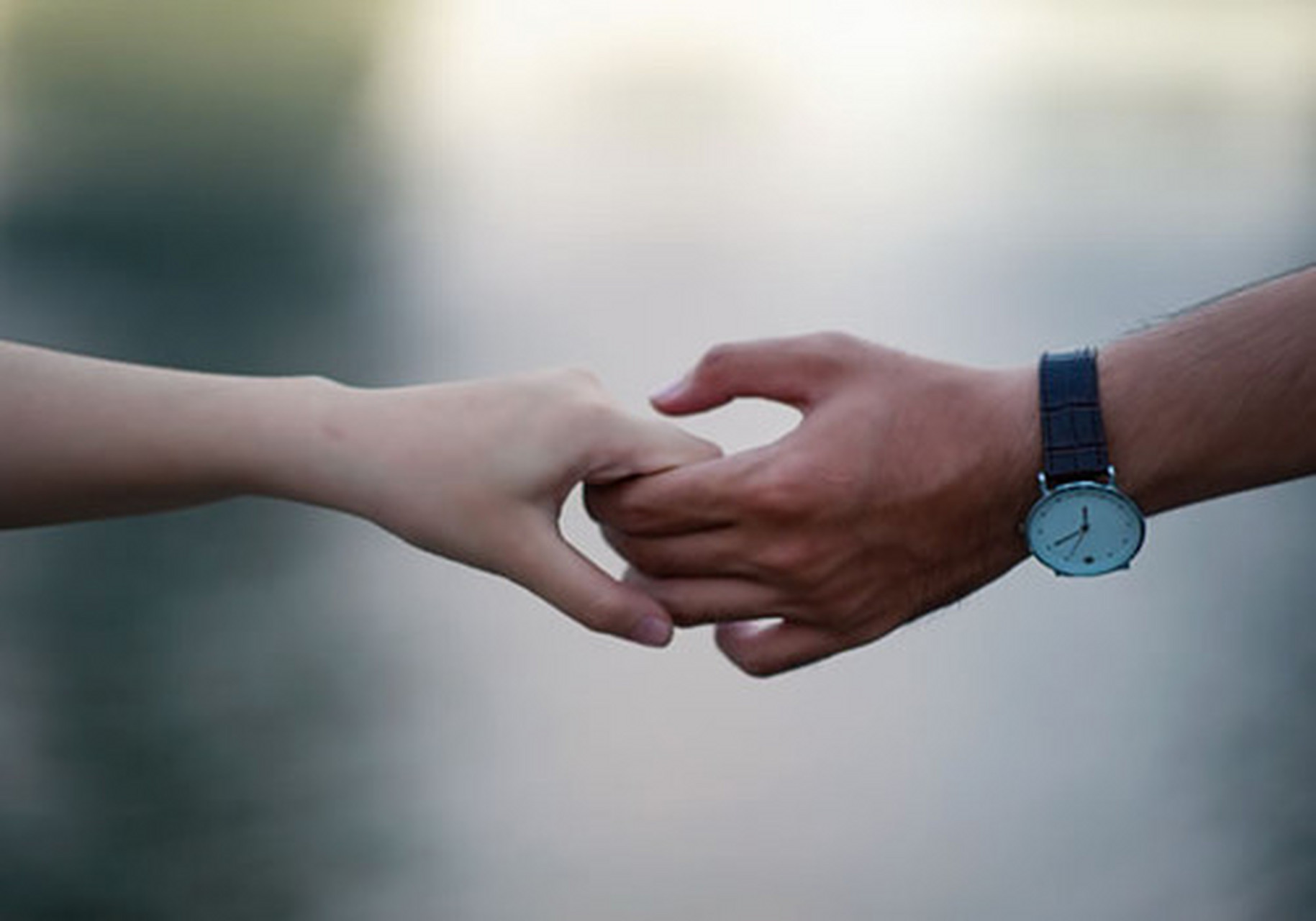 中国人普遍比较含蓄,拥抱,亲吻这样亲密的举动在公共场合是做不来的.