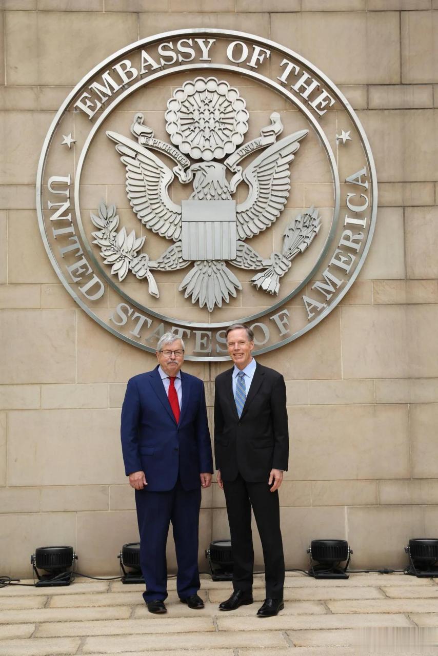 美国前任驻华大使回中国,现任驻华大使伯恩斯与其对话.