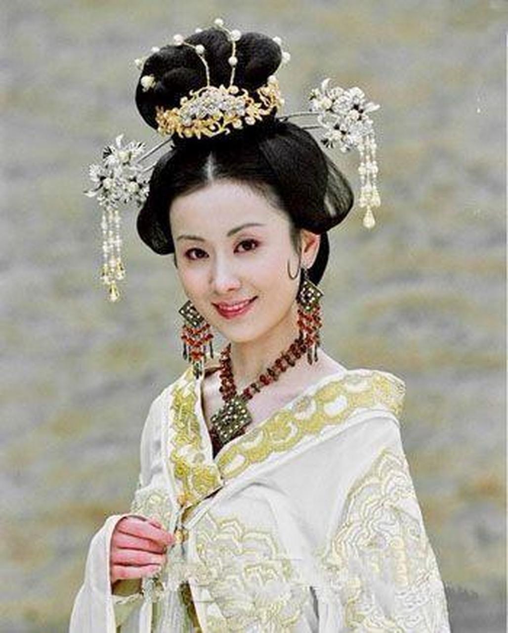 穆黄花贵为皇后,怕别人提起自己的出身,对生母避而不见.