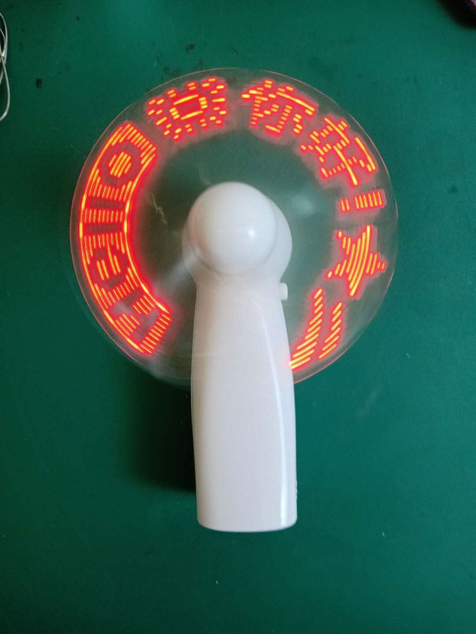 旋转led显示屏工作原来介绍 风扇叶片上有一排发光二极管,当叶片高速