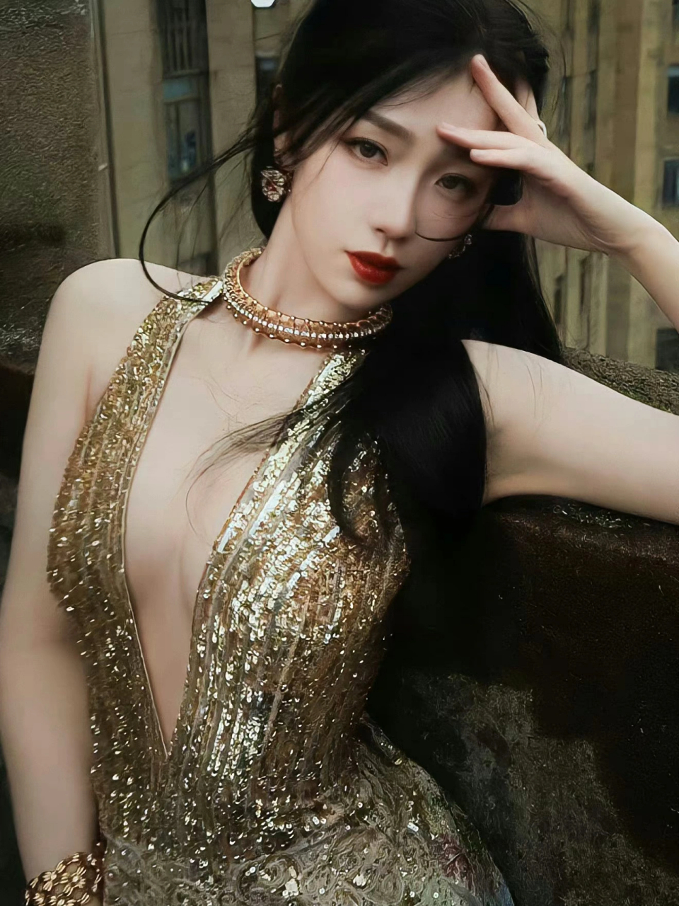 虞书欣金色深v露背裙要多幸好有多性感
