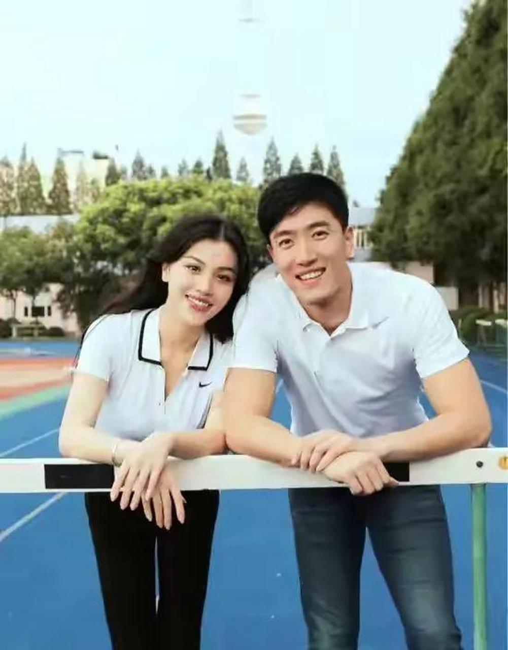 饭桌上,葛天夹了一块红烧肉觉得味道不错,于是想再来一块.