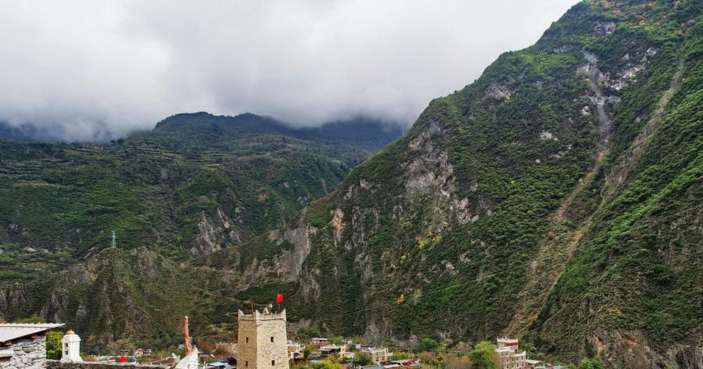 甘堡藏寨不出名,也没有门票,很少有人知道这里,来的游客,基本是成都发