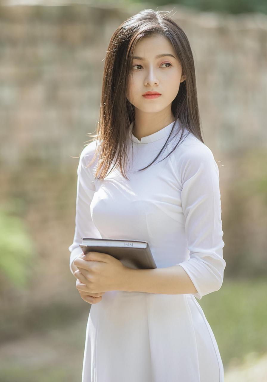 纯白色奥黛配斗笠,传统的打扮,让越南女生显得清新又温柔