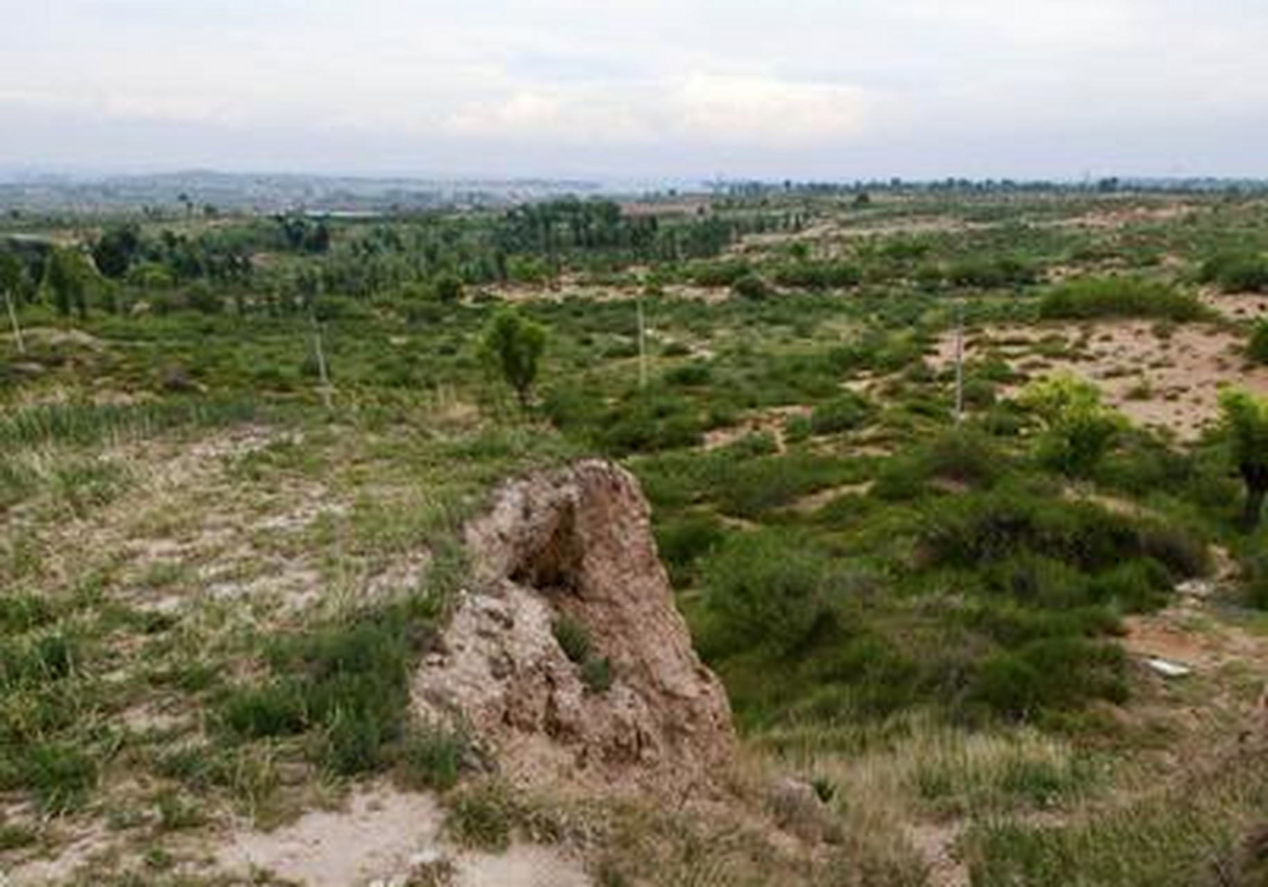 榆林境内著名的长城烽火台 三十台  烽火台又称烟墩,用夯土或石筑成