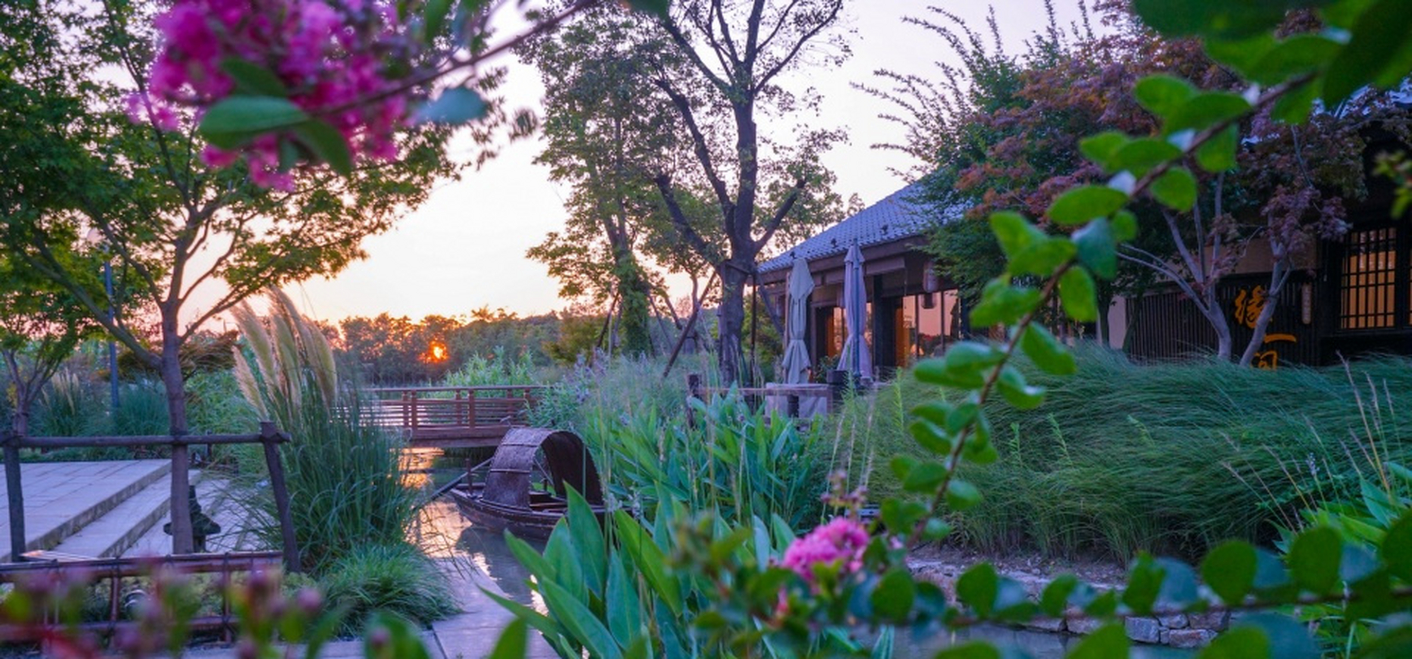 "拈花"一词源于佛教中"佛祖拈花一笑"的典故,寓意是让所有的人从心灵