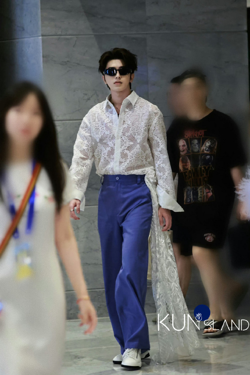 蔡徐坤蕾丝衬衫录制路透 哇喔