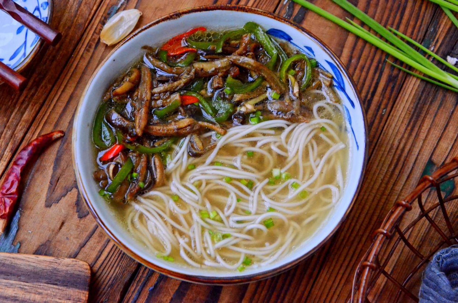 鳝丝面,一碗地地道道的江南美食,简单快手又美味,细细的银丝面配上