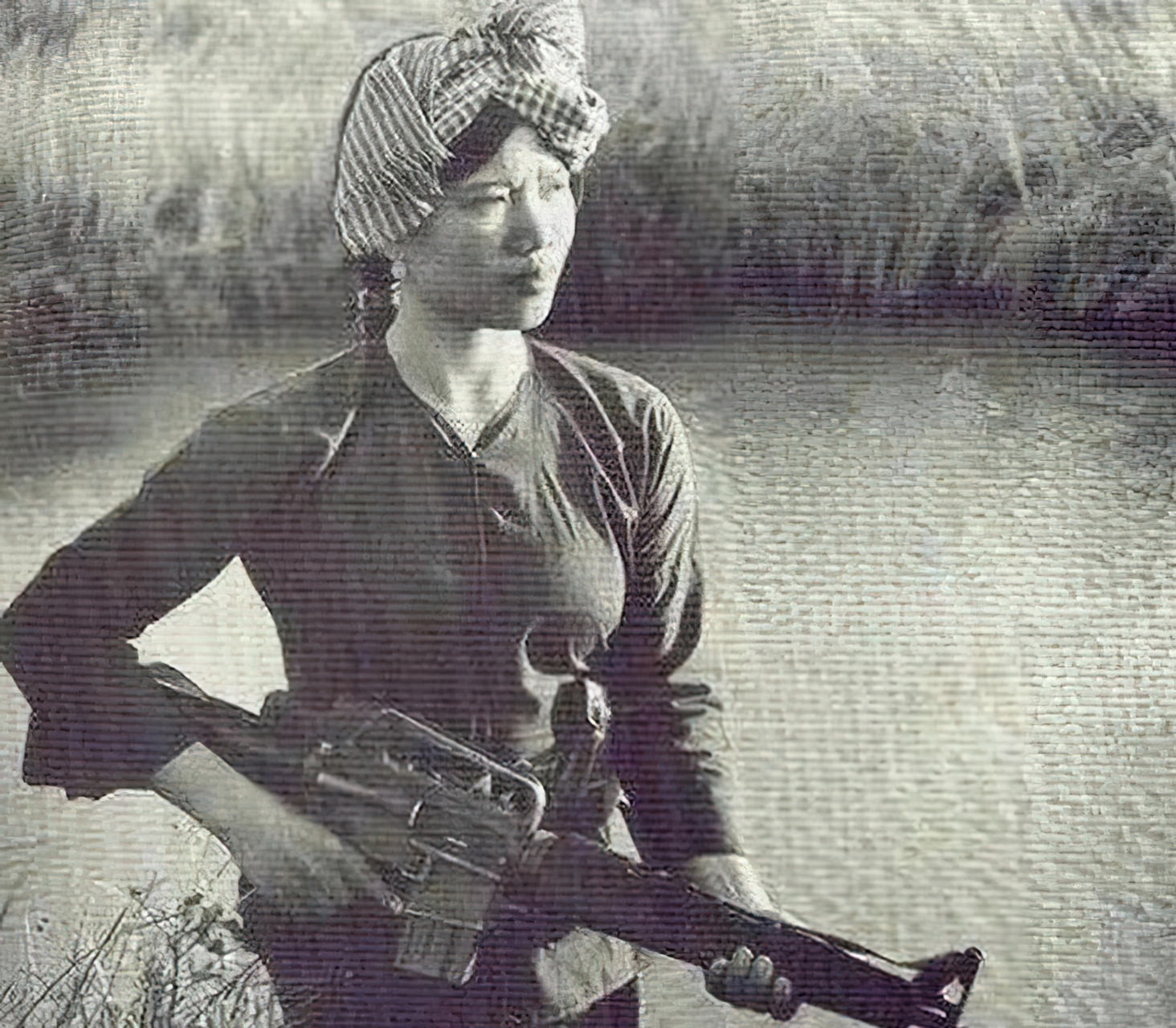 阮文慧是越南的美女特工"黑玫瑰",她露着半边乳房的照片被广为传播