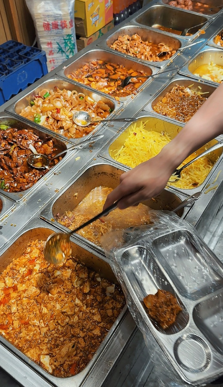 给大家看一眼12块钱的东北盒饭.