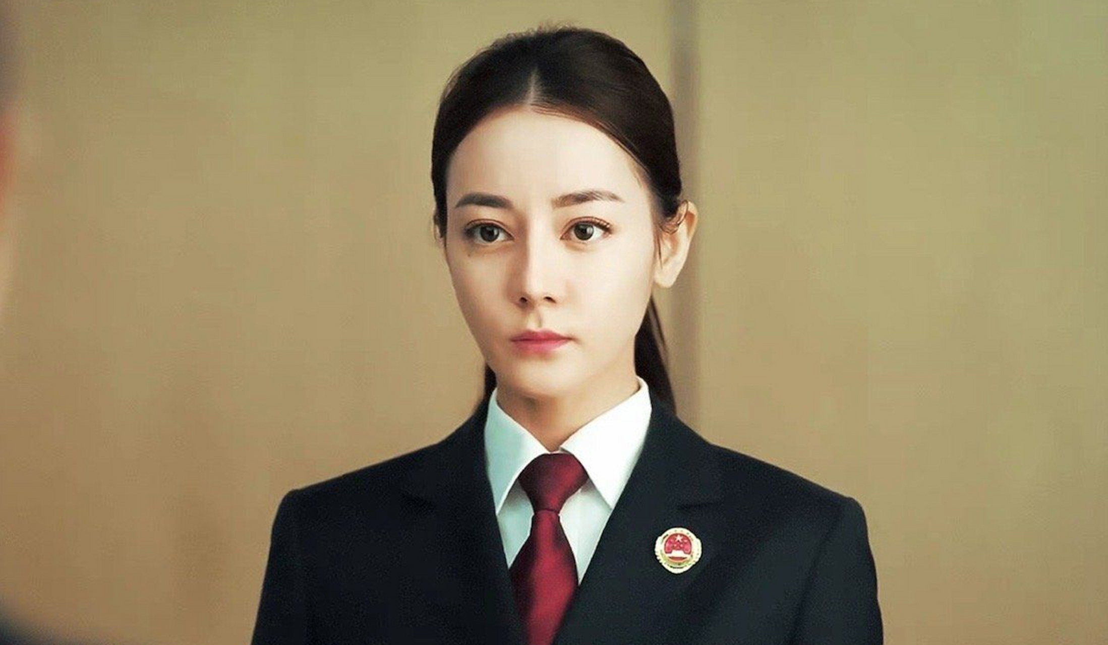 电视剧公诉收官,迪丽热巴发文告别角色,在剧中迪丽热巴饰演的检察官用