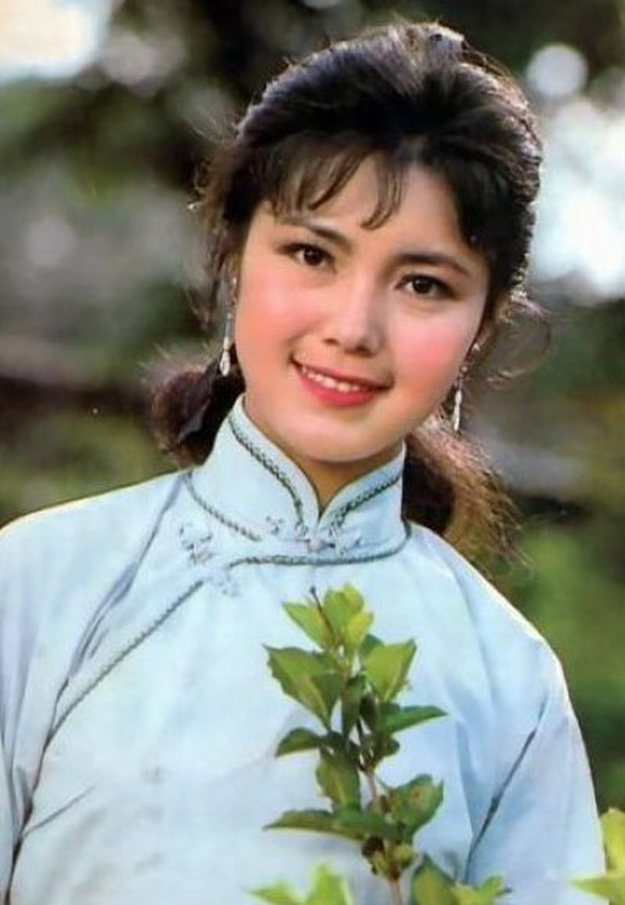 年轻时,身穿红色