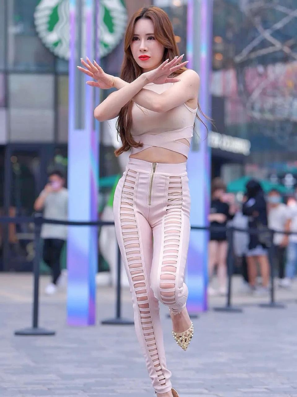 这位姑娘的渔网裤好酷啊,充满了活力和青春气息.