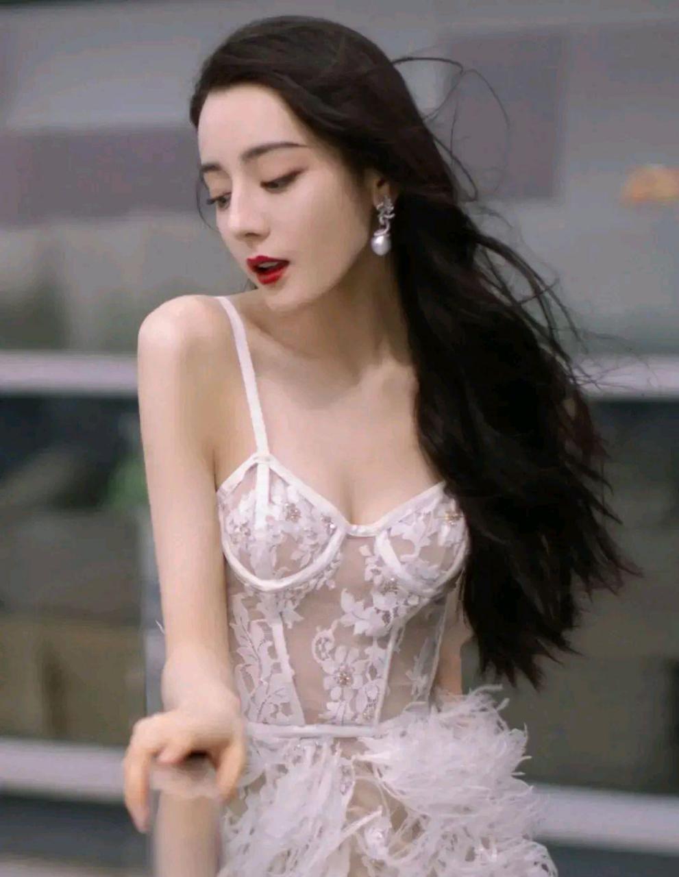 大家都说迪丽热巴穿吊带裙很美,但你觉得她瘦的跟肋骨一样,一点都不