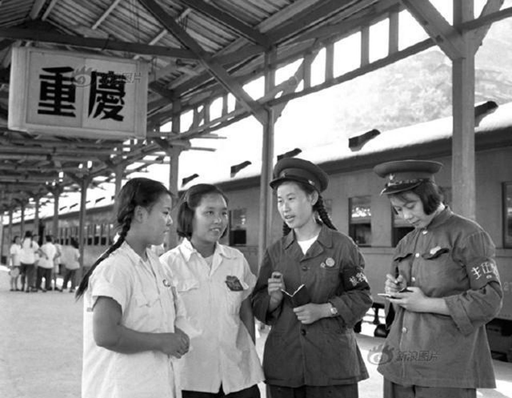 老照片|铁路女列车员的风采
