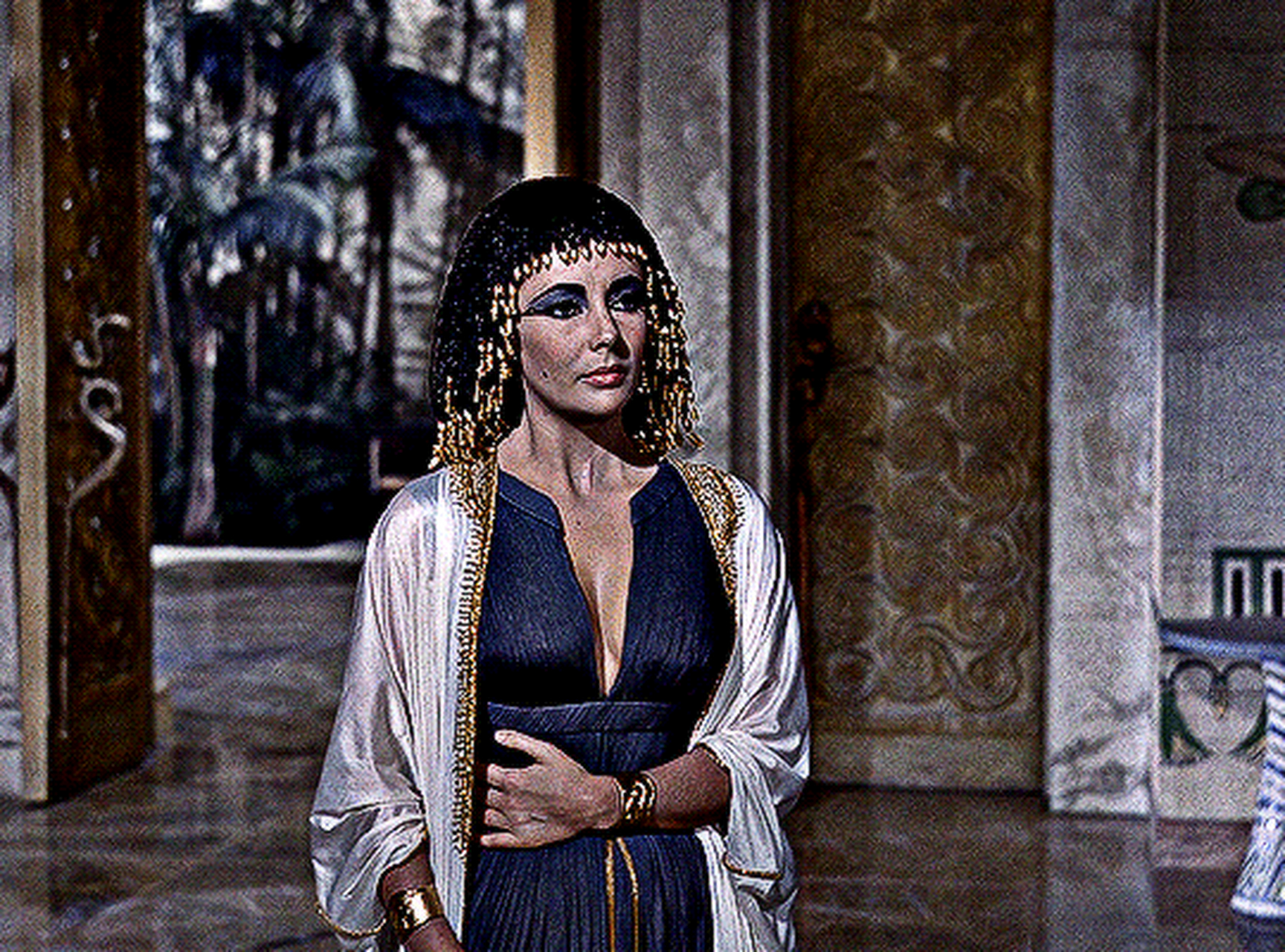 《埃及艳后》里的伊丽莎白·泰勒 ​​​ 一米五的身高演出了一