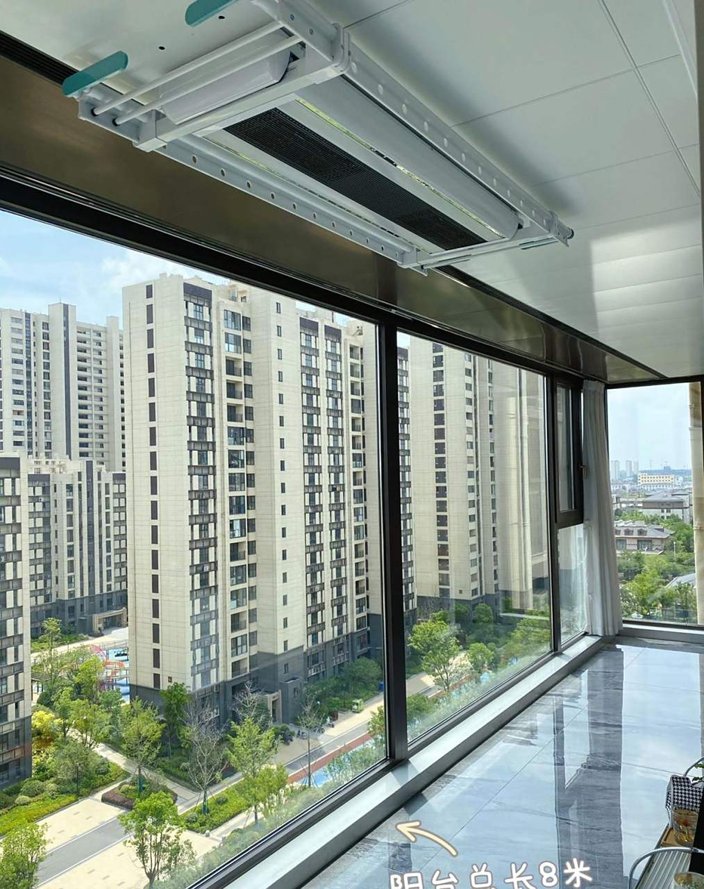 双阳台真的太香了~ [微风]  把阳台打通,瓷砖通铺,安落地窗,套内120平