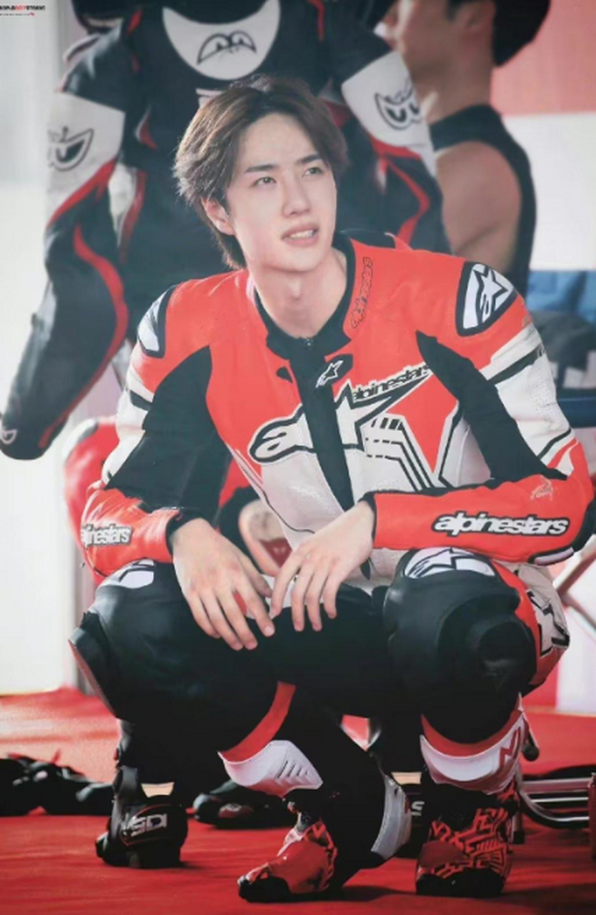 在我的世界里 王一博是: 最帅舞者 最帅"机长" 最帅摩托车赛车手 最帅