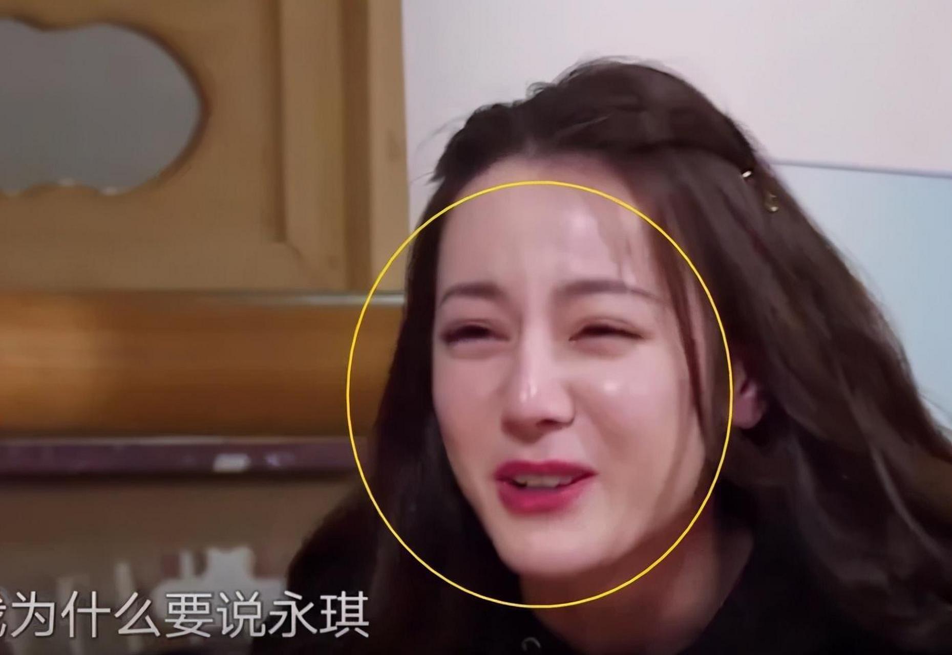 迪丽热巴热到"脱妆",真实颜值令人意外,难怪张艺兴都转移视线