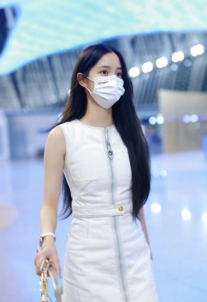 欧阳娜娜230704机场穿搭,白色修身连衣裙搭配长直发造型,简约优雅有