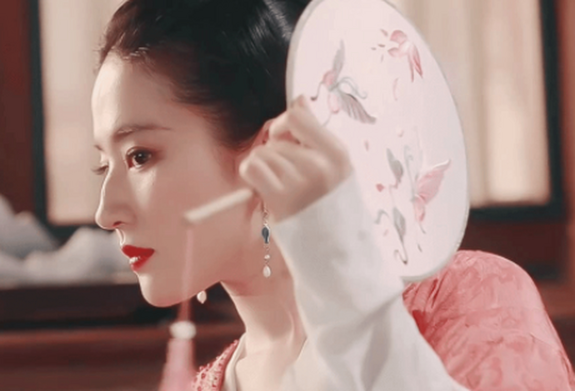 有网友把刘亦菲的驼峰鼻p掉了,好像也挺好看的,侧面更完美了!