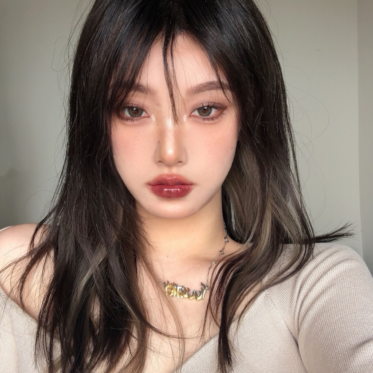 叠加厚涂两只奶茶色整个玻璃嘟嘟唇诶 简单画个单色的眼妆已经hin美