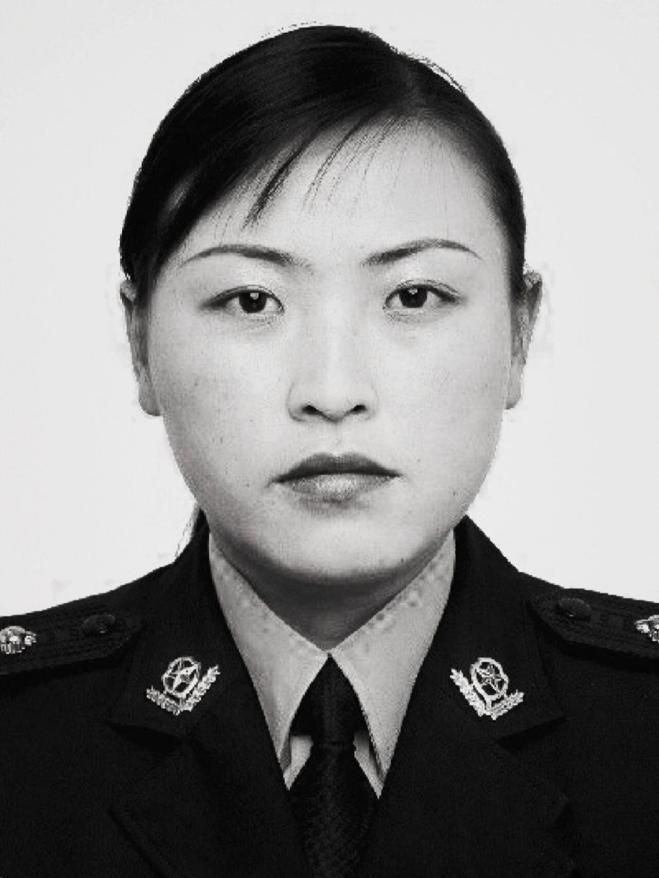 杜萍是一名女警,也是一名缉毒英雄.