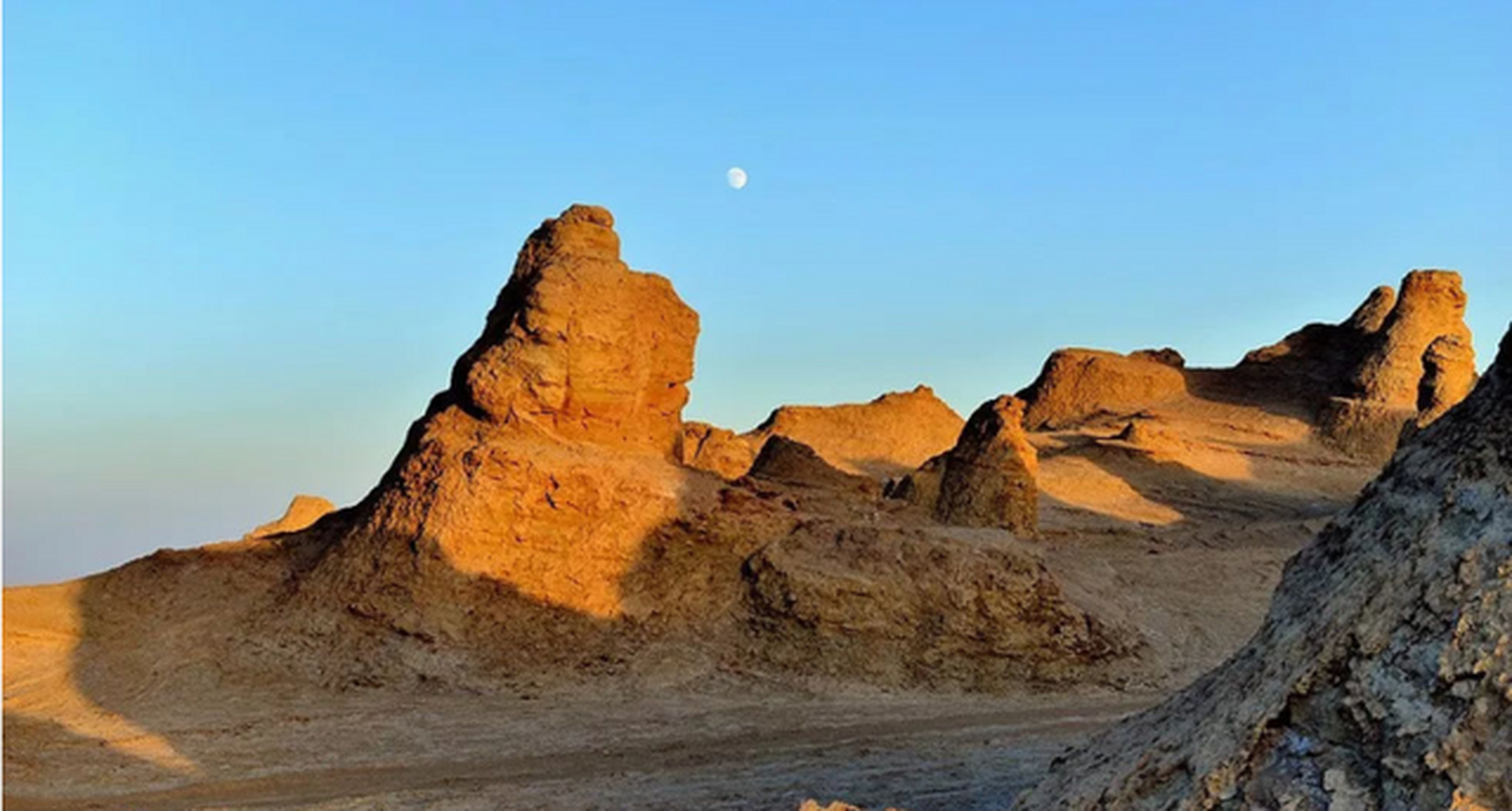 俄博梁雅丹魔鬼城:其海拔为3260米,和其他雅丹相比特别的高,置身其间