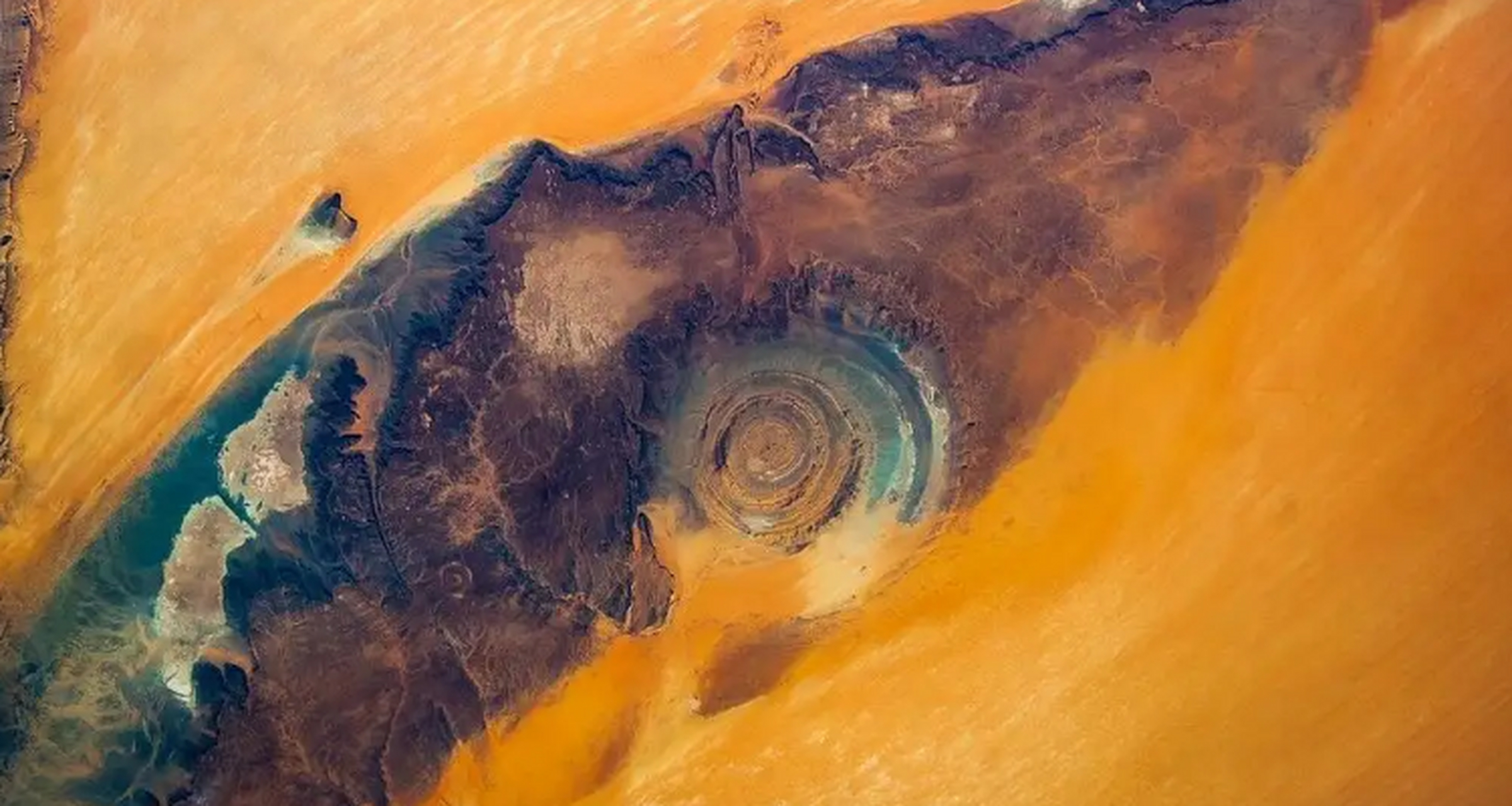 撒哈拉之眼 20世纪60年代初,美国的一艘飞船在太空遨游,经过非洲上空