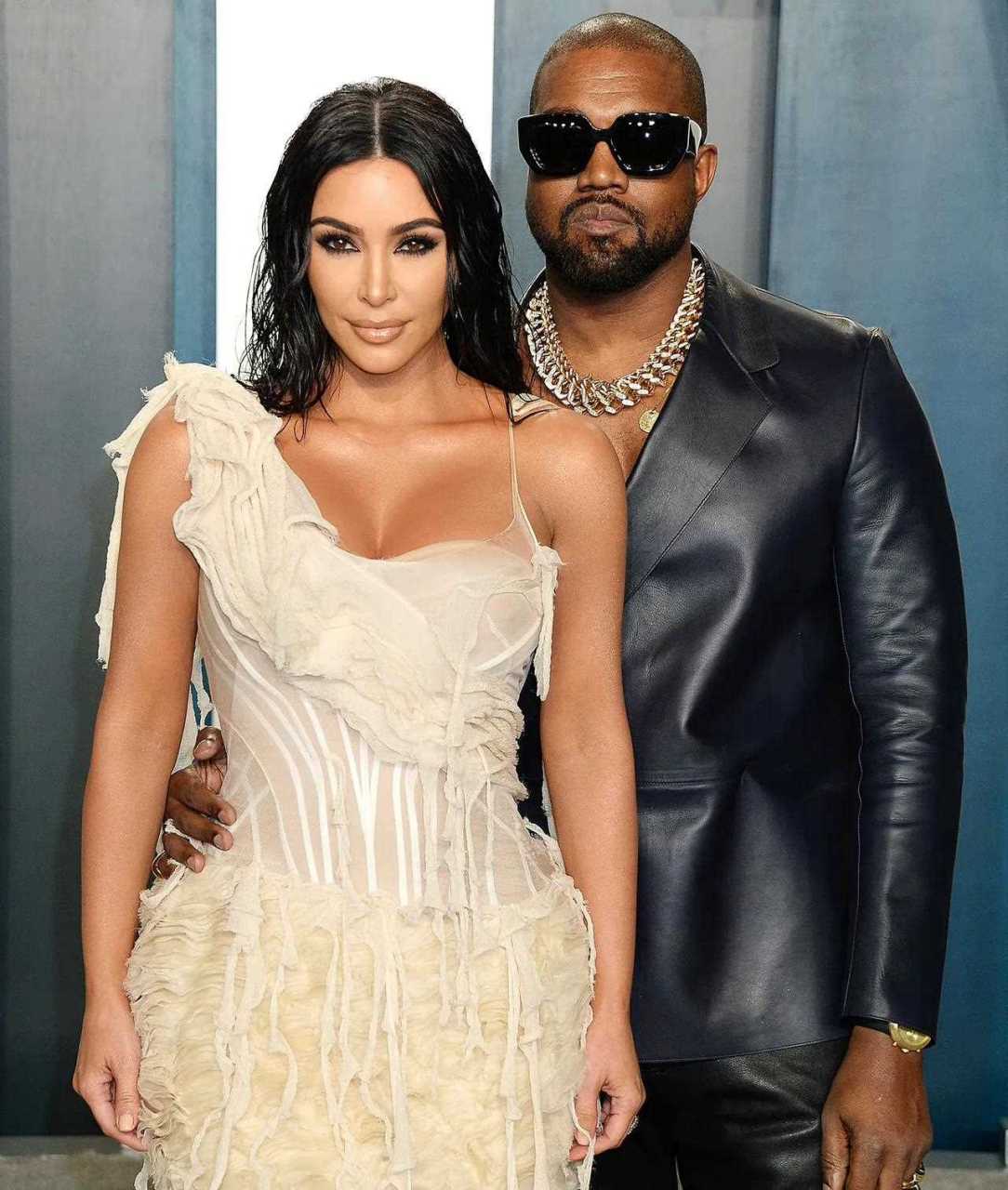 今日,金·卡戴珊(kim kardashian)和坎耶·维斯特(kanye west)正式就