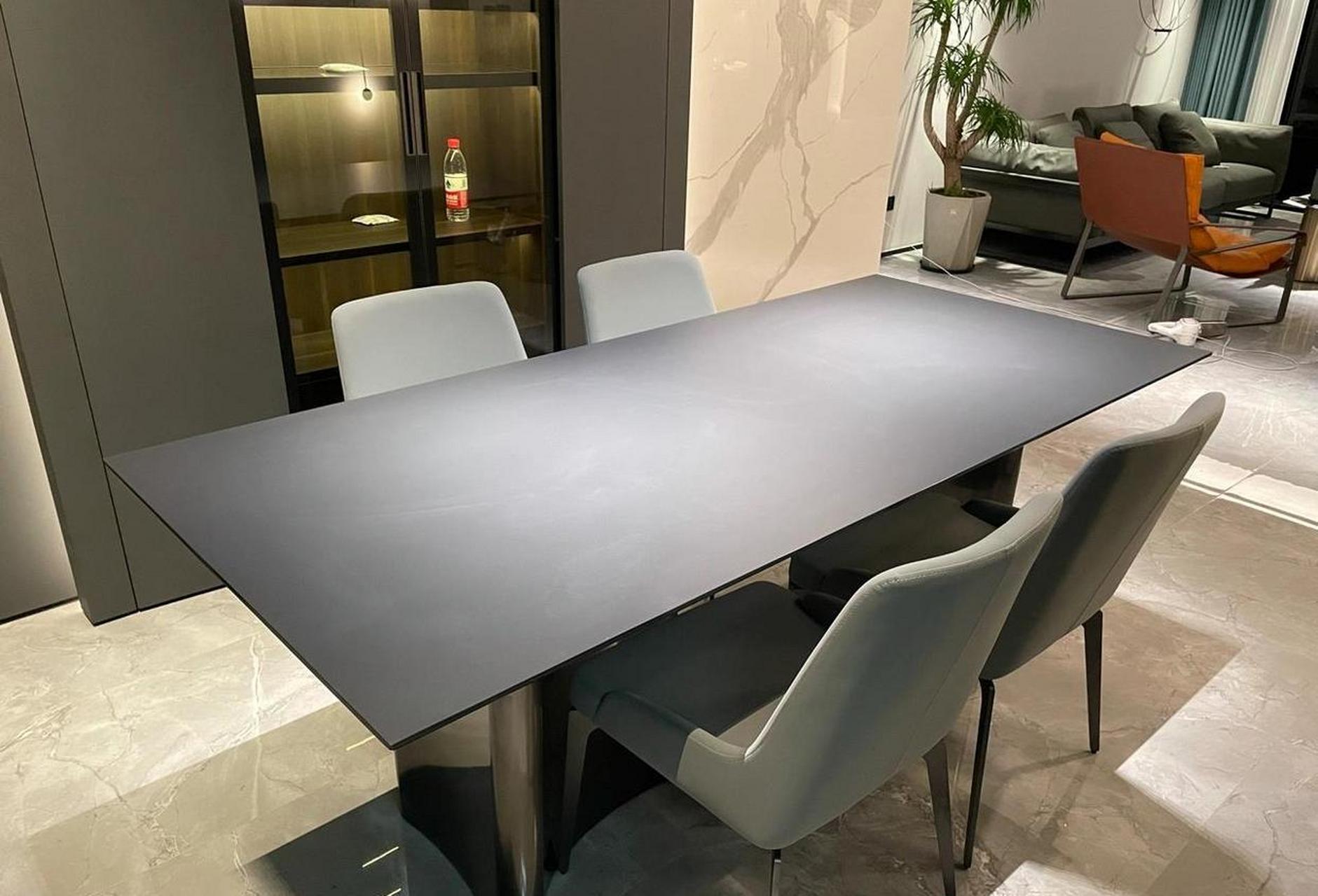 这款通体深色的岩板餐桌终于到货啦,看着干净利索,非常漂亮.