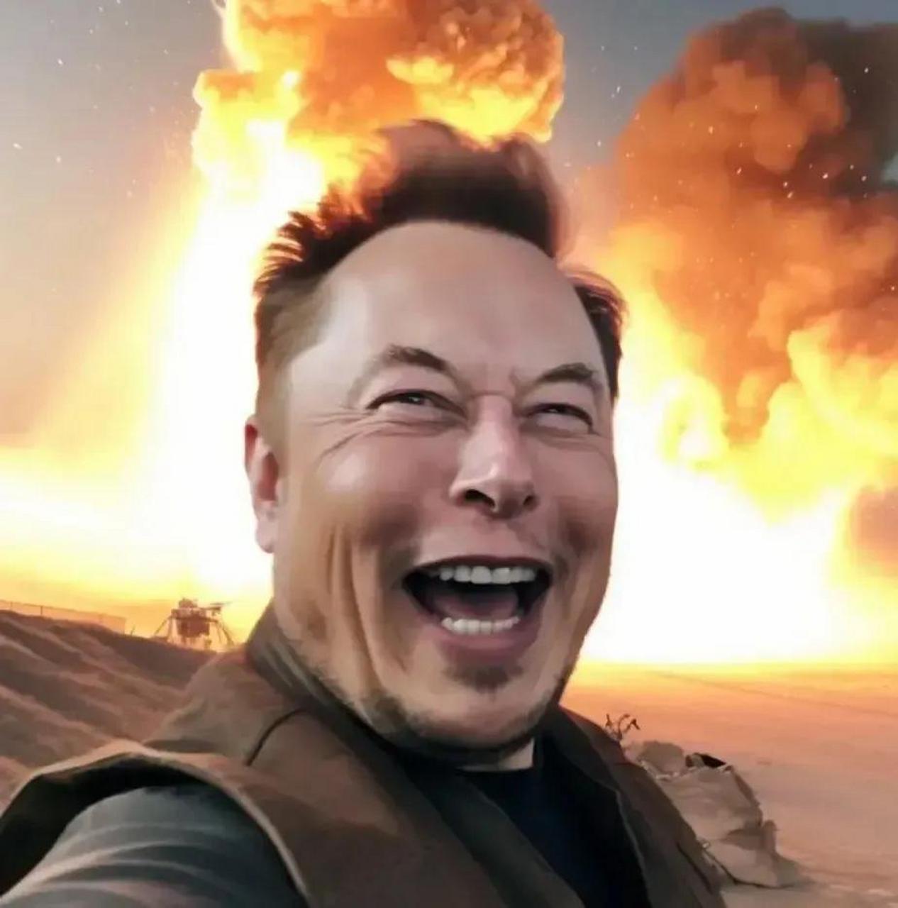 30多亿美元的发射星舰火箭炸了,马斯克掏出手机玩起了自拍,表情欢喜