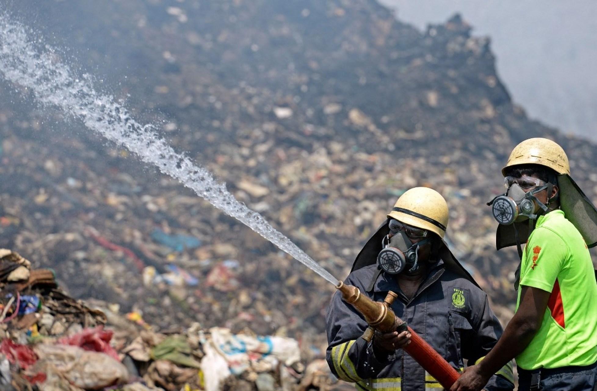 印度垃圾场发生火灾,消防员救火被熏晕  印度南部喀拉拉邦科钦市一处