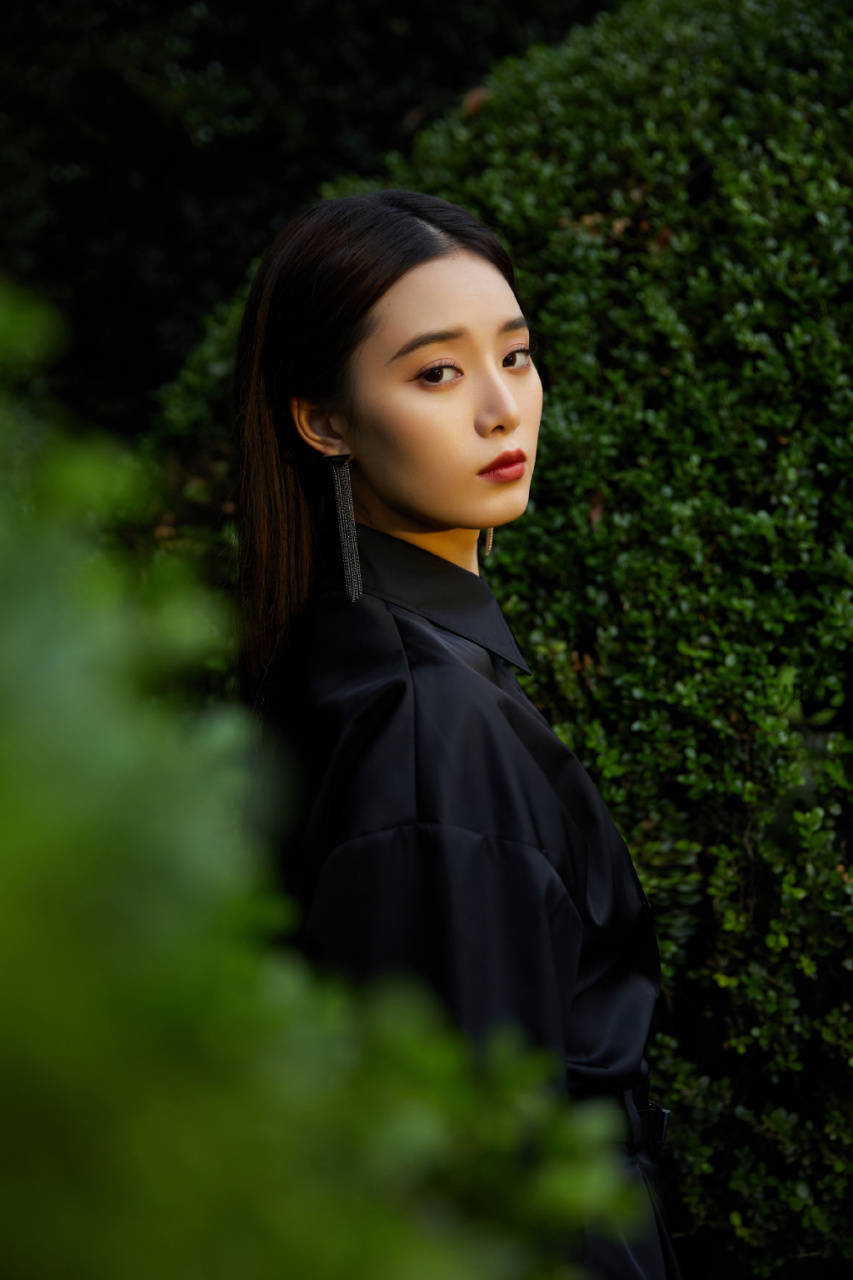 徐艺洋全黑look短裤,户外公园青草地写真美照#徐艺洋