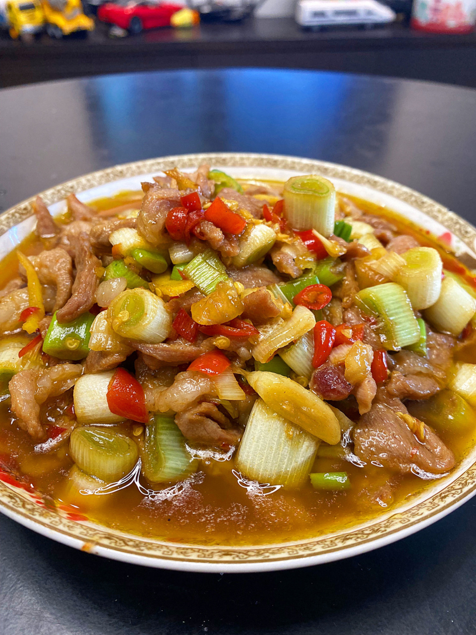 鱼香肉丝作为四川的一道特色名菜,最开始的制作仅有葱,姜,蒜等,后来不