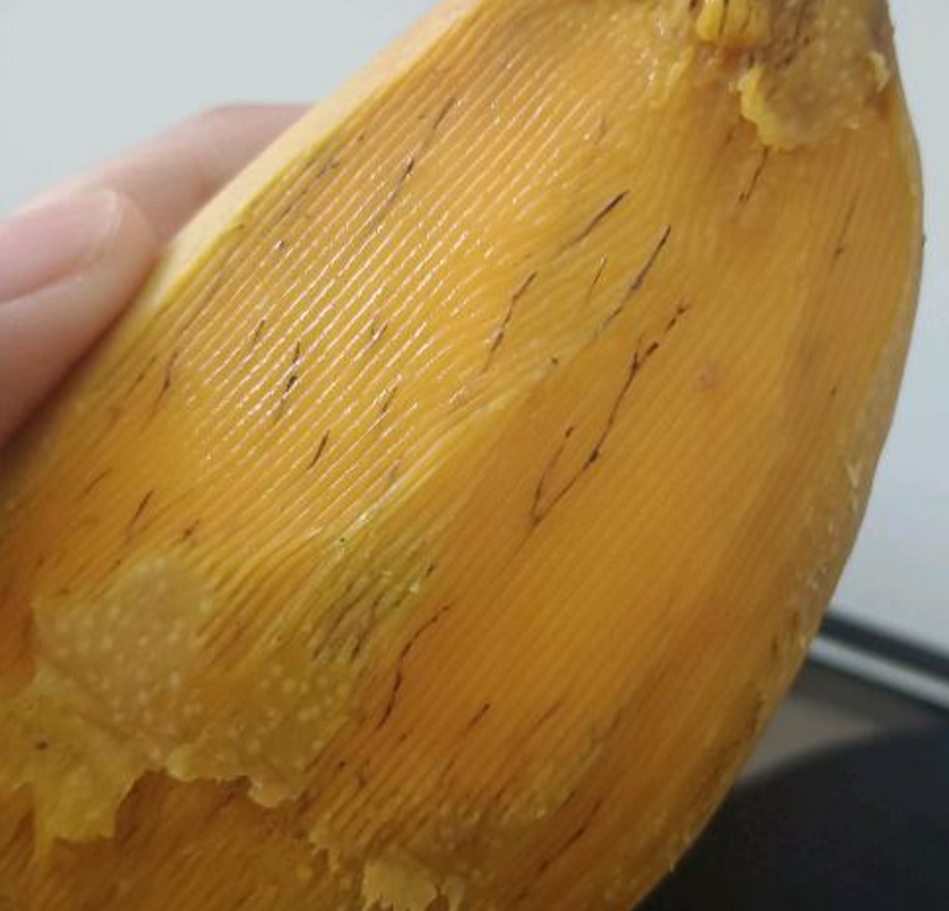 我买了一个芒果,为什么里面有黑色的线条状东西