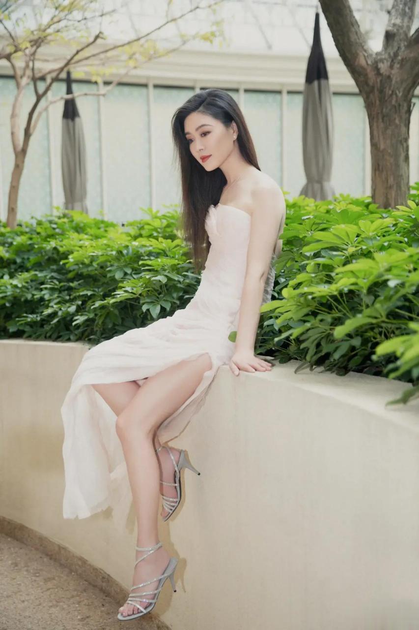 田海蓉出席活动的照片太惊艳了,一袭白色长裙亮相,展现她火辣身材.