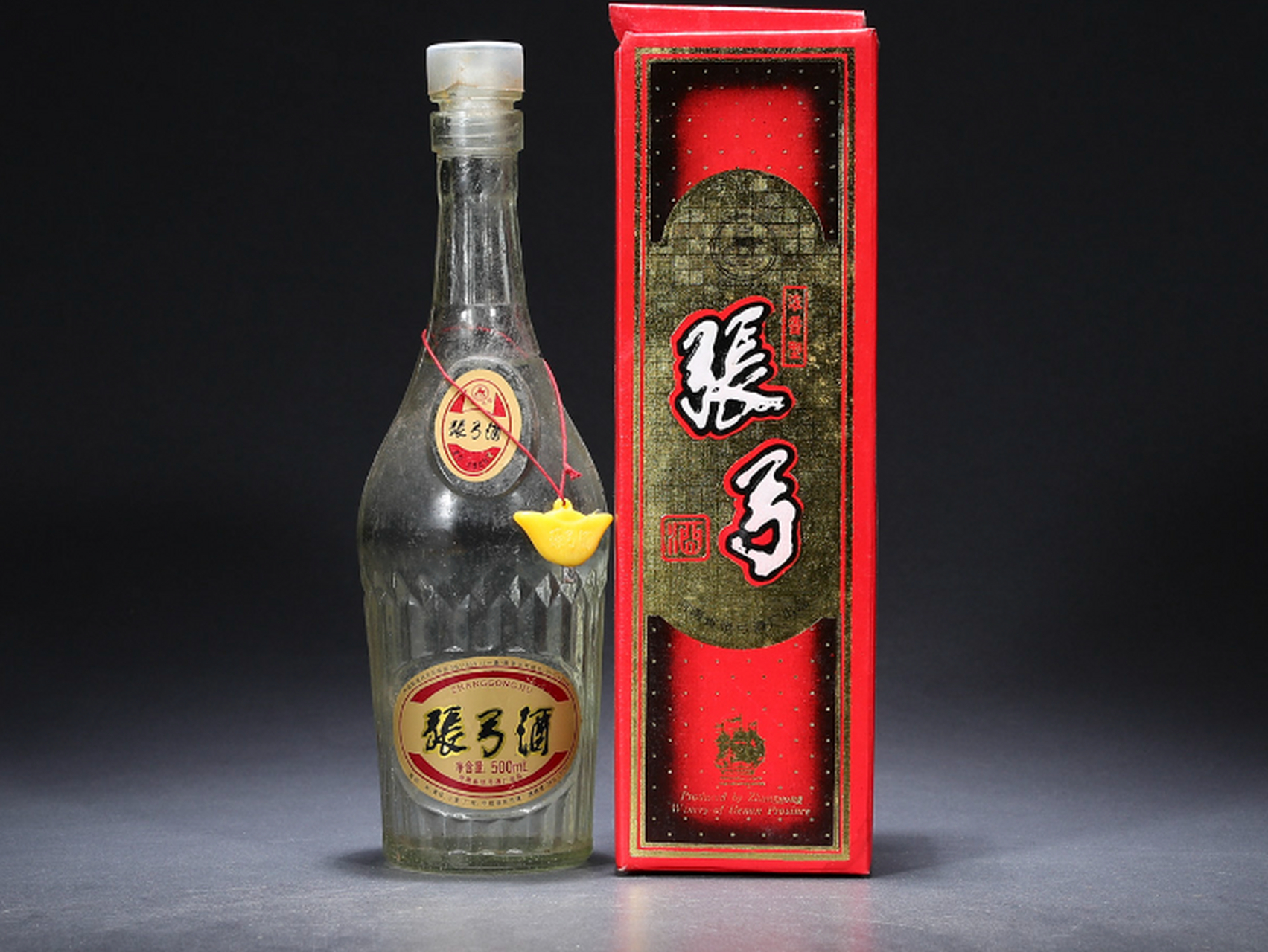 第一款:绿瓶西凤 绿瓶西凤是上个世纪六七十年代最火的酒.