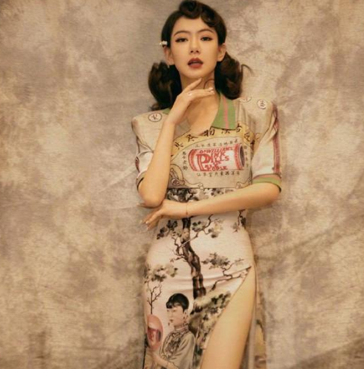 戚薇身穿旗袍复古优雅,大秀身材的性感曲线.#明星娱乐热点