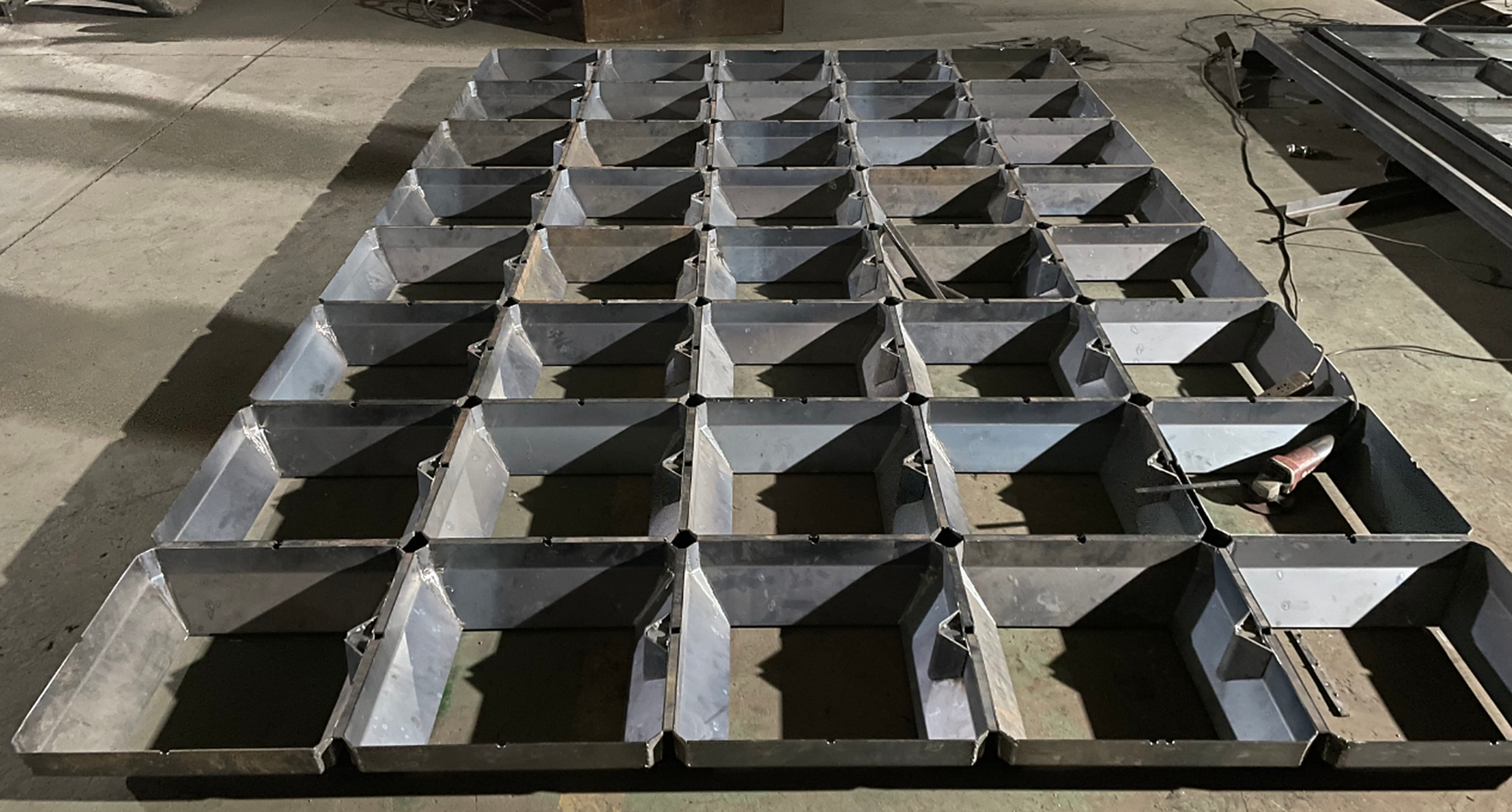 与传统的硬质模具不同,软体排模具由柔软的材料制成,通常使用的是高