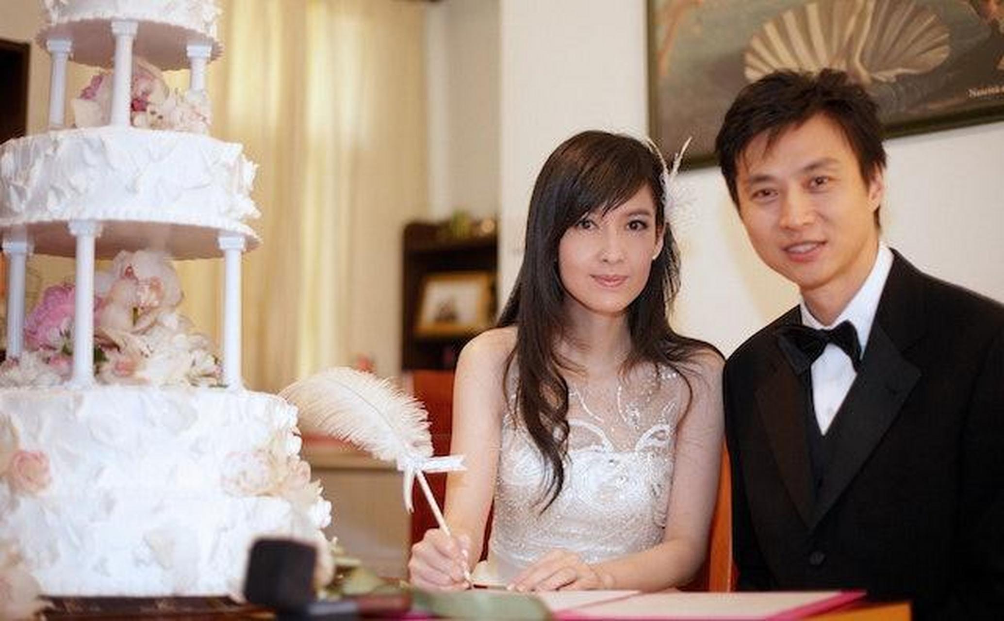 55岁周慧敏美国开演唱会走音不够气,被批不及叶蒨文林子祥:天差地别!